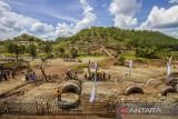 Crosser memacu motornya saat kelas nasional dalam kejuaraan Uncle Hard Enduro 2022 di Kiram Park, Kabupaten Banjar, Kalimantan Selatan, Minggu (27/11/2022). Kejuaraan motor trail bertaraf internasional itu diikuti 1.500 crosser dari berbagai daerah di Indonesia serta 14 crosser dari luar negeri. Foto Antaranews Kalsel/Bayu Pratama S.