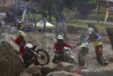 Crosser memacu motornya saat kelas lokal dalam kejuaraan Uncle Hard Enduro 2022 di Kiram Park, Kabupaten Banjar, Kalimantan Selatan, Minggu (27/11/2022). Pada kejuaraan motor trail bertaraf internasional itu diikuti 1.500 crosser dari berbagai daerah di Indonesia serta 14 crosser dari luar negeri. Foto Antaranews Kalsel/Bayu Pratama S.