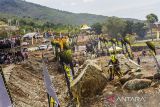 Crosser memacu motornya saat kelas lokal dalam kejuaraan Uncle Hard Enduro 2022 di Kiram Park, Kabupaten Banjar, Kalimantan Selatan, Minggu (27/11/2022). Pada kejuaraan motor trail bertaraf internasional itu diikuti 1.500 crosser dari berbagai daerah di Indonesia serta 14 crosser dari luar negeri. Foto Antaranews Kalsel/Bayu Pratama S.