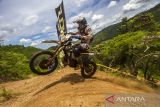 Crosser asal Inggris Graham Jarvis memacu motornya saat kelas internasional dalam kejuaraan Uncle Hard Enduro 2022 di Kiram Park, Kabupaten Banjar, Kalimantan Selatan, Minggu (27/11/2022). Kejuaraan motor trail bertaraf internasional itu diikuti 1.500 crosser dari berbagai daerah di Indonesia serta 14 crosser dari luar negeri. Foto Antaranews Kalsel/Bayu Pratama S.