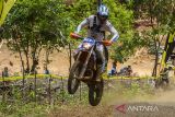 Crosser asal Bulgaria Teodor Kabachiev memacu motornya saat kelas internasional dalam kejuaraan Uncle Hard Enduro 2022 di Kiram Park, Kabupaten Banjar, Kalimantan Selatan, Minggu (27/11/2022). Kejuaraan motor trail bertaraf internasional itu diikuti 1.500 crosser dari berbagai daerah di Indonesia serta 14 crosser dari luar negeri. Foto Antaranews Kalsel/Bayu Pratama S.