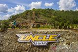 Crosser memacu motornya saat kelas nasional dalam kejuaraan Uncle Hard Enduro 2022 di Kiram Park, Kabupaten Banjar, Kalimantan Selatan, Minggu (27/11/2022). Kejuaraan motor trail bertaraf internasional itu diikuti 1.500 crosser dari berbagai daerah di Indonesia serta 14 crosser dari luar negeri. Foto Antaranews Kalsel/Bayu Pratama S.