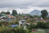 Suasana pemukiman warga yang rusak terdampak gempa Cianjur di Sukamulya, Kabupaten Cianjur, Jawa Barat, Minggu (27/11/2022). Tim SAR Gabungan terus memaksimalkan pencarian korban terdampak gempa hingga memasuki waktu sepekan sejak terjadinya bencana yang telah merenggut 320 jiwa meninggal dunia. ANTARA FOTO/Novrian Arbi/agr
