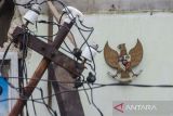 Lambang Negara Burung Garuda masih menempel di dinding ruam warga yang rusak akibat gempa di Sarampad, Kabupaten Cianjur, Jawa Barat, Minggu (27/11/2022). Tim SAR Gabungan terus memaksimalkan pencarian korban terdampak gempa hingga memasuki waktu sepekan sejak terjadinya bencana yang telah merenggut 320 jiwa meninggal dunia. ANTARA FOTO/Novrian Arbi/agr
