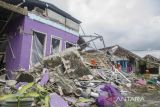 Tim SAR gabungan membantu warga dalam membenahi puing rumah yang rusak terdampak gempa Cianjur di Sukamulya, Kabupaten Cianjur, Jawa Barat, Minggu (27/11/2022). Tim SAR Gabungan terus memaksimalkan pencarian korban terdampak gempa hingga memasuki waktu sepekan sejak terjadinya bencana yang telah merenggut 320 jiwa meninggal dunia. ANTARA FOTO/Novrian Arbi/agr
