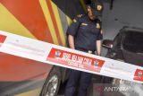 Petugas menunjukan barang bukti mobil sitaann hasil transaksi rokok ilegal di Kantor Pengawasan dan Pelayanan Bea dan Cukai (KPPBC) TMP C Tasikmalaya, Jawa Barat, Senin (28/11/2022). Pemerintah Provinsi Jawa Barat mengalokasikan Dana Bagi Hasil Cukai Hasil Tembakau (DBHCHT) di bidang penegakan hukum sebesar Rp15 miliar dan berhasil mengamankan 3.444.884 batang rokok ilegal yang beredar di wilayah Pringan Timur, Jawa Barat, selama periode Januari-November 2022 dari hasil penindakan Bea dan Cukai bersama Satpol PP. ANTARA FOTO/Adeng Bustomi/agr