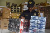 Petugas menunjukan barang bukti sitaan hasil transaksi rokok ilegal di Kantor Pengawasan dan Pelayanan Bea dan Cukai (KPPBC) TMP C Tasikmalaya, Jawa Barat, Senin (28/11/2022). Pemerintah Provinsi Jawa Barat mengalokasikan Dana Bagi Hasil Cukai Hasil Tembakau (DBHCHT) di bidang penegakan hukum sebesar Rp15 miliar dan berhasil mengamankan 3.444.884 batang rokok ilegal yang beredar di wilayah Pringan Timur, Jawa Barat, selama periode Januari-November 2022 dari hasil penindakan Bea dan Cukai bersama Satpol PP. ANTARA FOTO/Adeng Bustomi/agr