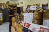 Petugas menunjukan barang bukti mobil sitaann hasil transaksi rokok ilegal di Kantor Pengawasan dan Pelayanan Bea dan Cukai (KPPBC) TMP C Tasikmalaya, Jawa Barat, Senin (28/11/2022). Pemerintah Provinsi Jawa Barat mengalokasikan Dana Bagi Hasil Cukai Hasil Tembakau (DBHCHT) di bidang penegakan hukum sebesar Rp15 miliar dan berhasil mengamankan 3.444.884 batang rokok ilegal yang beredar di wilayah Pringan Timur, Jawa Barat, selama periode Januari-November 2022 dari hasil penindakan Bea dan Cukai bersama Satpol PP. ANTARA FOTO/Adeng Bustomi/agr