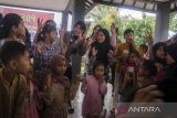 Personil Kepolisian Republik Indonesia (Polri) melakukan terapi trauma healing kepada anak korban gempa Cianjur di area Warungkondang, Cianjur, Jawa Barat, Senin (28/11/2022). Sedikitnya 900 anak dari 21 posko di area terdampak gempa Cianjur telah mendapatkan trauma healing dari Tim Polri untuk kembali meningkatkan semangat pascaperistiwa yang membuat sedikitnya 70 ribu jiwa mengungsi. ANTARA FOTO/Novrian Arbi/agr