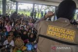 Personel Polri melakukan terapi trauma healing kepada anak korban gempa Cianjur di area Warungkondang, Cianjur, Jawa Barat, Senin (28/11/2022). Sedikitnya 900 anak dari 21 posko di area terdampak gempa Cianjur telah mendapatkan trauma healing dari Tim Polri untuk kembali meningkatkan semangat pascaperistiwa yang membuat sedikitnya 70 ribu jiwa mengungsi. ANTARA FOTO/Novrian Arbi/agr