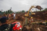 Petugas menggunakan alat berat saat evakuasi korban longsor akibat gempa bumi di Cugenang, Kabupaten Cianjur, Jawa barat, Sabtu (26/11/2022). Badan Nasional Penanggulangan Bencana (BNPB) pada pukul 17.00 WIB mencatat terdapat sebanyak 318 orang meninggal dunia hingga hari keenam gempa yang terjadi di Kabupaten Cianjur. ANTARA FOTO/Yulius Satria Wijaya/hp.