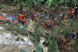 Petugas SAR gabungan melakukan evakuasi korban longsor akibat gempa bumi di Cugenang, Kabupaten Cianjur, Jawa barat, Sabtu (26/11/2022). Badan Nasional Penanggulangan Bencana (BNPB) pada pukul 17.00 WIB mencatat terdapat sebanyak 318 orang meninggal dunia hingga hari keenam gempa yang terjadi di Kabupaten Cianjur. ANTARA FOTO/Yulius Satria Wijaya/hp.