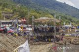 Sejumlah warga menyaksikan crosser memacu motornya pada kejuaraan Uncle Hard Enduro 2022 di Kiram Park, Kabupaten Banjar, Kalimantan Selatan, Selasa (29/11/2022). Pemerintah Provinsi Kalimantan Selatan terus berupaya meningkatkan perekonomian Kalsel di bidang pariwisata salah satunya dengan mengadakan kejuaraan Uncle Hard Enduro 2022 di Kiram Park dengan konsep wisata olahraga atau sport tourism. Foto Antaranews Kalsel/Bayu Pratama S.