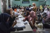 Warga dari Keluarga Penerima Manfaat (KPM) menerima Bantuan Langsung Tunai (BLT) saat pencairan Bansos PKH, Subsidi BBM dan BPNT di Kantor Kelurahan Maleber, Kabupaten Ciamis, Jawa Barat, Selasa (29/11/2022). Kementerian Sosial mencatat hingga November 2022 realisasi anggaran untuk belanja bantuan sosial mencapai 97,35 persen atau sebesar Rp92,96 triliun. ANTARA FOTO/Adeng Bustomi/agr