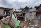 Seorang anak melintas di area reruntuhan rumah yang rusak akibat gempa bumi Cianjur di Gasol, Cianjur, Jawa Barat, Selasa (29/11/2022). Berdasarkan data dari BNPB, hingga hari selasa (29/11) gempa bumi Cianjur menyebabkan sebanyak 30.172 unit rumah mengalami rusak berat, 108.720 orang mengungsi dan 327 orang meninggal dunia. ANTARA FOTO/Novrian Arbi/agr