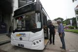 Direktur Utama PT VKTR Teknologi Mobilitas Gilarsi W Setijono (kiri) melihat bus listrik didampingi Ketua Pusat Riset dan Inovasi Elektrifikasi Transportasi Politeknik Elektronika Negeri Surabaya (PENS) Dadet Pramadihanto (kanan) di sela acara Focuc Group Discussion (FGD) dan pameran teknologi di Surabaya, Jawa Timur, Selasa (29/11/2022). Kegiatan FGD bertajuk 