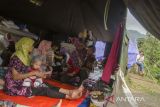 Pengungsi penyintas gempa Cianjur beristirahat di dalam  tenda posko pengungsian Desa Cijedil, Cianjur, Jawa Barat, Rabu (30/11/2022). Data BNPB mencatat hingga Rabu (30/11) pengungsi terdampak gempa bumi Cianjur masih terus bertambah mencapai 109.386 jiwa dari hari sebelumnya yakni 108.720 jiwa. ANTARA FOTO/Novrian Arbi/agr