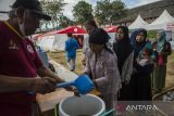 Pengungsi penyintas gempa Cianjur mengantre pemberian bubur di Cugenang, Cianjur, Jawa Barat, Rabu (30/11/2022). Data BNPB mencatat hingga Rabu (30/11) pengungsi terdampak gempa bumi Cianjur masih terus bertambah mencapai 109.386 jiwa dari hari sebelumnya yakni 108.720 jiwa. ANTARA FOTO/Novrian Arbi/agr