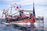 Barisan kapal nelayan berlayar mengikuti prosesi Ritual Petik Laut di Muncar, Banyuwangi, Jawa Timur, Sabtu (13/8/2022). Badan Penyelenggara Jaminan Sosial Ketenagakerjaan (BPJamsostek) menargetkan 1,7 juta nelayan di Indonesia dapat terlindungi jaminan sosial Ketenagakerjaan pada tahun 2022. ANTARA Jatim/Budi Candra Setya