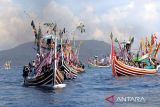 Barisan kapal nelayan berlayar mengikuti prosesi Ritual Petik Laut di Muncar, Banyuwangi, Jawa Timur, Sabtu (13/8/2022). Badan Penyelenggara Jaminan Sosial Ketenagakerjaan (BPJamsostek) menargetkan 1,7 juta nelayan di Indonesia dapat terlindungi jaminan sosial Ketenagakerjaan pada tahun 2022. ANTARA Jatim/Budi Candra Setya