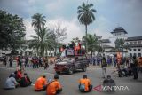 Massa dari berbagai aliansi buruh melakukan aksi di Halaman Gedung Sate, Bandung, Jawa Barat, Kamis (1/12/2022). Dalam aksinya mereka menuntut agar pemerintah Provinsi Jawa Barat menaikkan UMK Tahun 2023 sebesar 12 persen dari nilai UMK Tahun 2022 yang berlaku di masing-masing kabupaten/kota. ANTARA FOTO/Raisan Al Farisi/agr