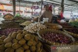 Pedagang merapikan sayuran yang dijual pada salah satu kios di Pasar Induk Cianjur, Cianjur, Jawa Barat, Kamis (1/12/2022). Aktivitas perekonomian di pasar tersebut masih belum normal sepenuhnya dari dampak gempa bumi Cianjur yang mengakibatkan kurangnya pembeli dan masih sulitnya distribusi barang dagangan ke pasar tersebut. ANTARA FOTO/Novrian Arbi/agr