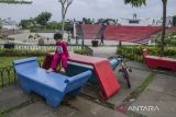 Seorang anak bermain di area Taman Alun-alun Cianjur, Jawa Barat, Kamis (1/12/2022). Alun-alun Cianjur tetap dibuka untuk aktivitas umum sekaligus menjadi salah satu titik posko pengungsian untuk penyintas gempa cianjur yang berada di pusat kota. ANTARA FOTO/Novrian Arbi/agr