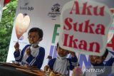 Anak - anak memakan masakan ikan saat Festival Ikan Milenial di Gedung Sate, Bandung, Jawa Barat, Jumat (2/12/2022). Festival tersebut digelar dalam rangka kampanye gemar makan ikan sekaligus upaya pencegahan stunting pada anak. ANTARA FOTO/Raisan Al Farisi/agr