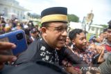 Bakal Calon Presiden dari Partai NasDem, Anies Baswedan bersalaman dengan warga  seusai melaksanakan shalat Jumat di Masjid Raya Baiturrahman , Banda Aceh, Jumat (2/12/2022). Kunjungan  Anies Baswaden bersama sejumlah pengurus Partai NasDem di Aceh itu dalam rangka  menjalin silaturrahmi dengan Wali Nanggroe Aceh, Malik Mahmud, para ulama, tokoh adat serta dengan  pendukungnya. ANTARA FOTO/Ampelsa.