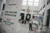 Pengunjung mengamati sebuah karya pada pameran karya desain hutan kolektif di Aula Timur Gedung Sate, Bandung, Jawa Barat, Jumat (2/12/2022). Pameran yang menampilkan karya desain hutan kolektif dari organisasi Perhutana tersebut digelar untuk membantu upaya menumbuhkan hutan kolektif di Jatiwangi, Majalengka, Jawa Barat melalui karya desain terpilih. ANTARA FOTO/Raisan Al Farisi/agr
