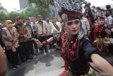 Ketua KPK Firli Bahuri (kedua kiri) bersama Gubernur Jawa Timur Khofifah Indar Parawansa (kiri), Gubernur Jawa Tengah Ganjar Pranowo (keempat kiri) serta Wakil Gubernur DI Yogyakarta KGPAA Paku Alam ke-X (ketiga kiri) menyaksikan tarian selamat datang di sela-sela pembukaan Hari Antikorupsi Sedunia (Hakordia) 2022 di Surabaya, Jawa Timur, Kamis (1/12/2022). Hakordia 2022 tersebut mengusung tema 