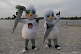 Warga dengan memakai kostum maskot Pemilu 2024 Sura dan Sulu berpose usai peluncurannya di Ancol, Jakarta Utara, Jumat (2/12/2022). KPU secara resmi meluncurkan maskot Pemilu 2024 