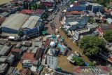 Foto udara kendaraan melintasi banjir luapan Sungai Citarum di Dayeuhkolot, Kabupaten Bandung, Jawa Barat, Sabtu (3/12/2022). Hujan dengan intensitas tinggi pada Jumat (2/12/2022) membuat ratusan rumah di Kecamatan Baleendah dan Dayeuhkolot terendam banjir luapan Sungai Citarum setinggi 50 sentimeter hingga satu meter. ANTARA FOTO/Raisan Al Farisi/agr