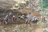 Tim SAR menemukan tiga jenazah yang tertimbun longsor di Cianjur