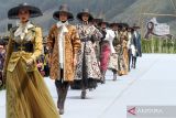 Model memperagakan busana saat East Java Fashion Harmony (EJFH) 2022 di Segoro Wedhi Gunung Batok Kawasan Taman Nasional Bromo Tengger Semeru (TNBTS), Probolinggo, Jawa Timur, Sabtu (3/12/2022). Peragaan busana karya 11 designer yang mengusung tema Estetika Wastra Jawa Timur tersebut sebagai wujud eksistensi keberagaman kain khas Jawa Timur yang secara eksotis. ANTARA Jatim/Umarul Faruq/zk