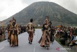 Model memperagakan busana saat East Java Fashion Harmony (EJFH) 2022 di Segoro Wedhi Gunung Batok Kawasan Taman Nasional Bromo Tengger Semeru (TNBTS), Probolinggo, Jawa Timur, Sabtu (3/12/2022). Peragaan busana karya 11 designer yang mengusung tema Estetika Wastra Jawa Timur tersebut sebagai wujud eksistensi keberagaman kain khas Jawa Timur yang secara eksotis. ANTARA Jatim/Umarul Faruq/zk