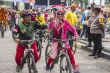 Peserta mengayuh sepedanya saat ANTARA Fun Bike 2022 di Halaman Taman Budaya, Banjarmasin, Kalimantan Selatan, Minggu (4/12/2022). Kegiatan ANTARA Fun Bike 2022 tersebut diselenggarakan Perum LKBN ANTARA Biro Kalimantan Selatan dalam rangka HUT LKBN ANTARA ke-85. Foto Antaranews Kalsel/Bayu Pratama S.