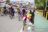 Sejumlah peserta mengayuh sepedanya saat ANTARA Fun Bike 2022 di Banjarmasin, Kalimantan Selatan, Minggu (4/12/2022). Kegiatan ANTARA Fun Bike 2022 tersebut diselenggarakan Perum LKBN ANTARA Biro Kalimantan Selatan dalam rangka HUT LKBN ANTARA ke-85. Foto Antaranews Kalsel/Bayu Pratama S.