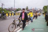 Sejumlah peserta menuntun sepedanya saat melintasi jembatan pada ANTARA Fun Bike 2022 di Banjarmasin, Kalimantan Selatan, Minggu (4/12/2022). Kegiatan ANTARA Fun Bike 2022 tersebut diselenggarakan Perum LKBN ANTARA Biro Kalimantan Selatan dalam rangka HUT LKBN ANTARA ke-85. Foto Antaranews Kalsel/Bayu Pratama S.