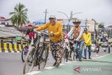 Peserta menuntun sepedanya saat melintasi jembatan saat ANTARA Fun Bike 2022 di Halaman Taman Budaya, Banjarmasin, Kalimantan Selatan, Minggu (4/12/2022). Kegiatan ANTARA Fun Bike 2022 tersebut diselenggarakan Perum LKBN ANTARA Biro Kalimantan Selatan dalam rangka HUT LKBN ANTARA ke-85. Foto Antaranews Kalsel/Bayu Pratama S.