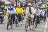 Wali Kota Banjarmasin Ibnu Sina (kiri) mengayuh sepedanya saat ANTARA Fun Bike 2022 di Banjarmasin, Kalimantan Selatan, Minggu (4/12/2022). Kegiatan ANTARA Fun Bike 2022 tersebut diselenggarakan Perum LKBN ANTARA Biro Kalimantan Selatan dalam rangka HUT LKBN ANTARA ke-85. Foto Antaranews Kalsel/Bayu Pratama S.