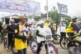 Wali Kota Banjarmasin Ibnu Sina melepas peserta sepeda saat ANTARA Fun Bike 2022 di Halaman Taman Budaya, Banjarmasin, Kalimantan Selatan, Minggu (4/12/2022). Kegiatan ANTARA Fun Bike 2022 tersebut diselenggarakan Perum LKBN ANTARA Biro Kalimantan Selatan dalam rangka HUT LKBN ANTARA ke-85. Foto Antaranews Kalsel/Abdul Hakim/Bay.