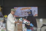 Penyerahan doorprize saat ANTARA Fun Bike 2022 di Halaman Taman Budaya, Banjarmasin, Kalimantan Selatan, Minggu (4/12/2022). Kegiatan ANTARA Fun Bike 2022 tersebut diselenggarakan Perum LKBN ANTARA Biro Kalimantan Selatan dalam rangka HUT LKBN ANTARA ke-85. Foto Antaranews Kalsel/Ihsan/Bay.