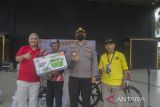 Penyerahan doorprize saat ANTARA Fun Bike 2022 di Halaman Taman Budaya, Banjarmasin, Kalimantan Selatan, Minggu (4/12/2022). Kegiatan ANTARA Fun Bike 2022 tersebut diselenggarakan Perum LKBN ANTARA Biro Kalimantan Selatan dalam rangka HUT LKBN ANTARA ke-85. Foto Antaranews Kalsel/Ihsan/Bay.