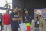 Penyerahan doorprize saat ANTARA Fun Bike 2022 di Halaman Taman Budaya, Banjarmasin, Kalimantan Selatan, Minggu (4/12/2022). Kegiatan ANTARA Fun Bike 2022 tersebut diselenggarakan Perum LKBN ANTARA Biro Kalimantan Selatan dalam rangka HUT LKBN ANTARA ke-85. Foto Antaranews Kalsel/Ihsan/Bay.