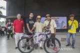 Penyerahan hadiah utama ANTARA Fun Bike 2022 di Halaman Taman Budaya, Banjarmasin, Kalimantan Selatan, Minggu (4/12/2022). Kegiatan ANTARA Fun Bike 2022 tersebut diselenggarakan Perum LKBN ANTARA Biro Kalimantan Selatan dalam rangka HUT LKBN ANTARA ke-85. Foto Antaranews Kalsel/Ihsan/Bay.