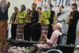 Sejumlah siswa SLB memainkan alat musik angklung saat peringatan Hari Disabilitas Internasional 2022 di Kota Bogor, Jawa Barat, Sabtu (3/12/2022). Peringatan Hari Disabilitas Internasional 2022 yang merupakan rangkaian kegiatan Pekan Hak Asasi Manusia (HAM) Kota Bogor tersebut diisi dengan pentas seni, talkshow dan pameran yang mengambil tema Partisipasi Bermakna Menuju Pembangunan Inklusif yang Berkelanjutan. ANTARA FOTO/Arif Firmansyah/pras.
