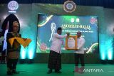 Pejabat Majelis Permusyawaratan Ulama (MPU Aceh memberikan Piagam Penghargaan Anugerah Halal kepada Kepala Biro Perum LKBN ANTARA Aceh, Azhari (kanan)  di Banda Aceh, Senin (5/12/2022). MPU Aceh memberikan penghargaan kategori Peduli Halal  kepada Perum LKBN ANTARA BIRO Aceh sebagai media pemerintah yang peduli SPJH. ANTARA FOTO/Ampelsa.