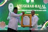 Pejabat Majelis Permusyawaratan Ulama (MPU Aceh memberikan Piagam Penghargaan Anugerah Halal kepada Kepala Biro Perum LKBN ANTARA Aceh, Azhari (kanan)  di Banda Aceh, Senin (5/12/2022). MPU Aceh memberikan penghargaan kategori Peduli Halal  kepada Perum LKBN ANTARA BIRO Aceh sebagai media pemerintah yang peduli SPJH. ANTARA FOTO/Ampelsa.