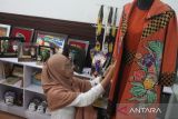 Seorang penyandang disabilitas menata produk karya rekan-rekannya di ruang pamer Difabel Mart di Gedung DPRD, Malang, Jawa Timur, Kamis (1/12/2022). Ruang pamer tersebut disediakan untuk membantu Usaha Mikro Kecil Menengah (UMKM) yang didirikan  para penyandang disabilitas agar mampu mandiri dan memiliki daya saing. ANTARA Jatim/Ari Bowo Sucipto/zk 